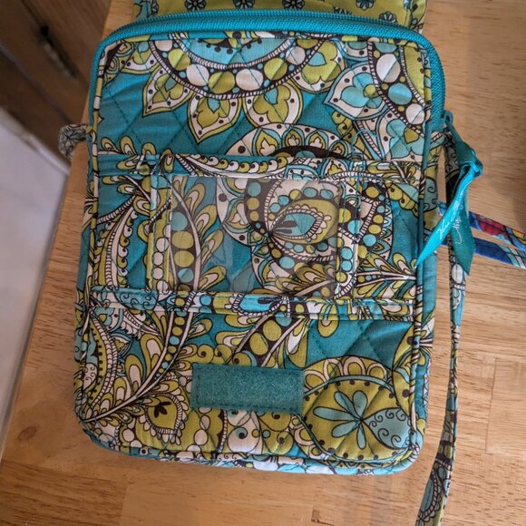 Bundle of 6 Vera Bradley Purses, Wristlets, and Wallets. - Picture 7 of 8